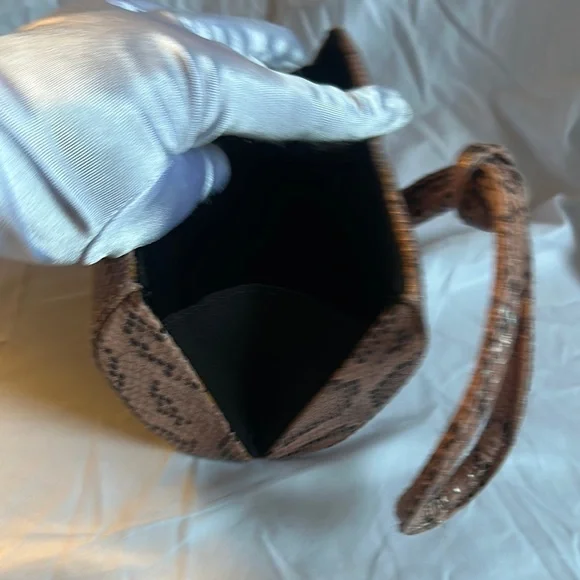 Elegant Tan Snake Print Women's Bag - Picture 10 of 10